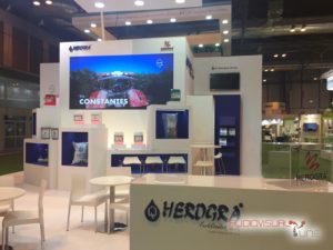 Montaje de audiovisuales en el stand de Herogra en la feria Fruit