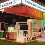 Montaje de audiovisuales en el stand de La Caña en la feria Fruit