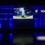 Evento audiovisual para BMW, con iluminación azul y proyección frontal