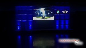 Evento audiovisual para BMW, con iluminación azul y proyección frontal