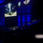 Evento audiovisual para BMW, con iluminación azul y proyección frontal