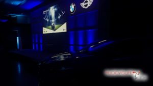 Evento audiovisual para BMW, con iluminación azul y proyección frontal