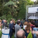 Montaje audiovisual con pantalla LED y traducción simultánea