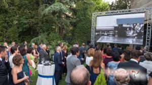 Montaje audiovisual con pantalla LED y traducción simultánea