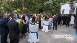 Montaje audiovisual con pantalla LED y traducción simultánea