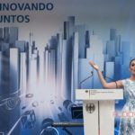 Montaje audiovisual con pantalla LED y traducción simultánea