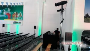 Montaje de pantalla LED y equipos de sonido