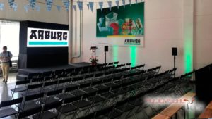 Montaje de pantalla LED y equipos de sonido