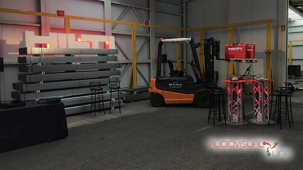 Iluminación y mesas de truss para cocktail de Hilti
