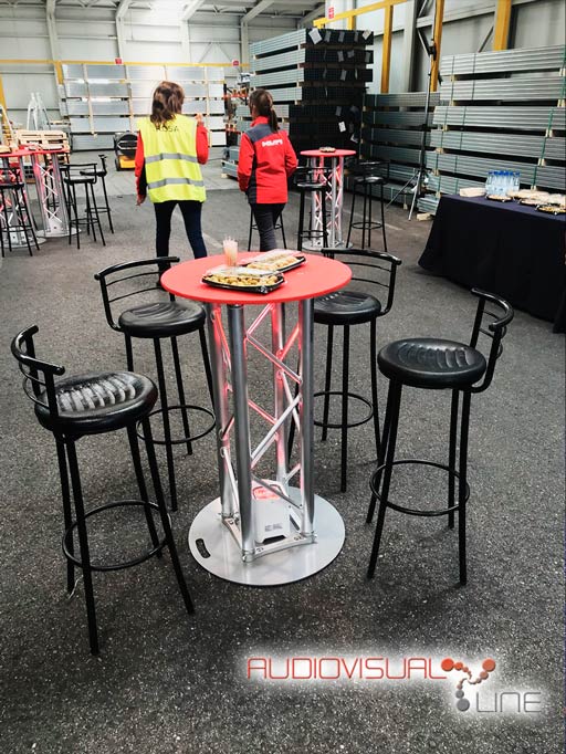 Iluminación y mesas de truss para cocktail de Hilti