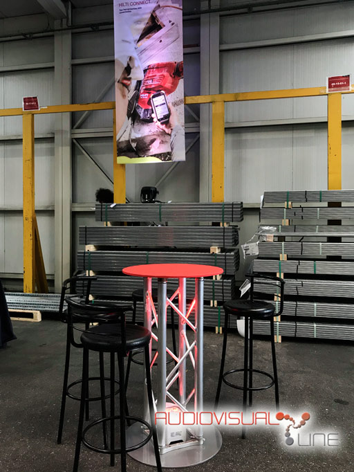 Iluminación y mesas de truss para cocktail de Hilti